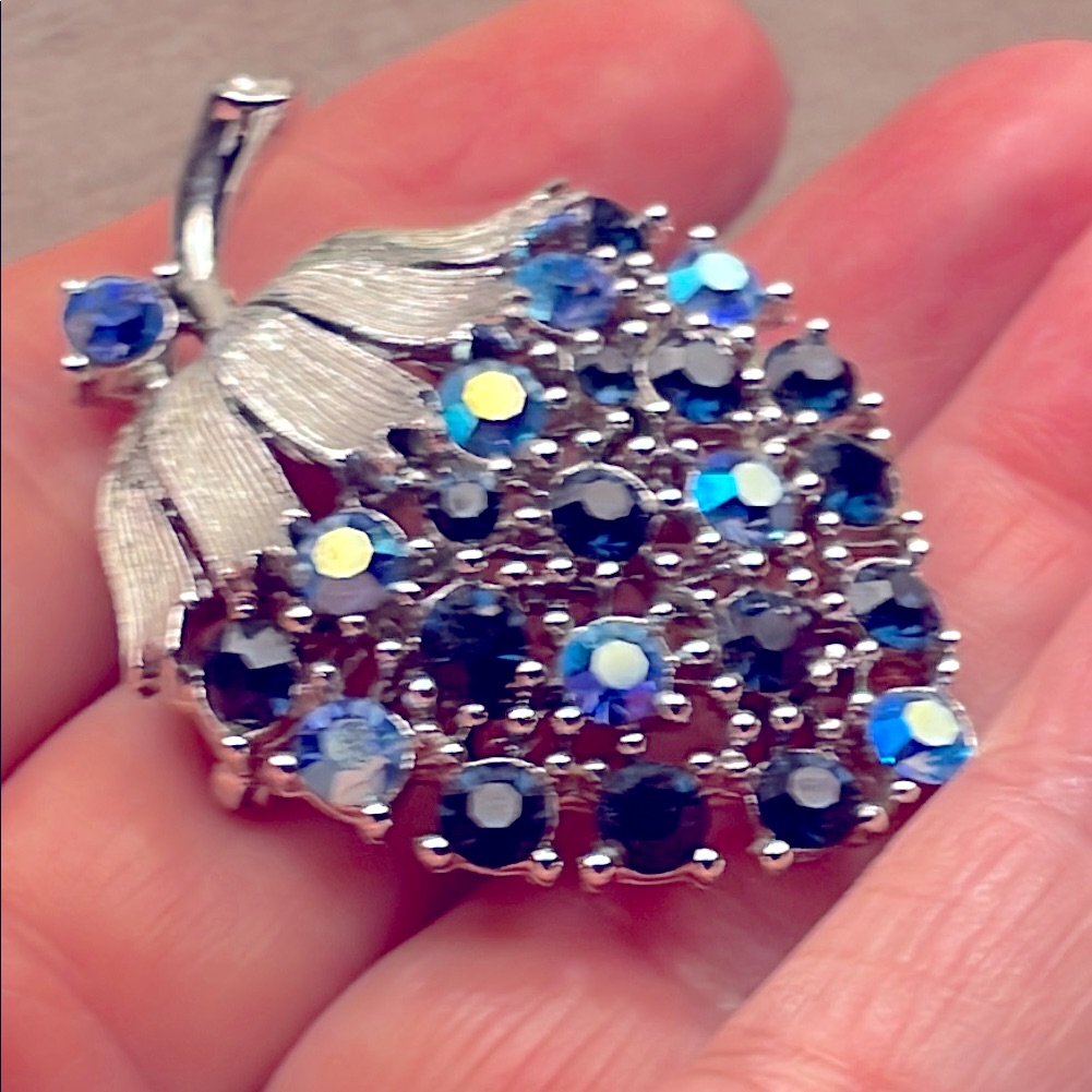 Lisner Silver And Blue Leaf Vintage Brooch 30$